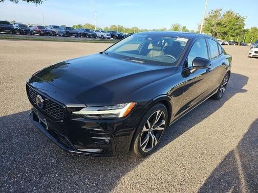 2024 Volvo S60 B5 Core Dark Theme