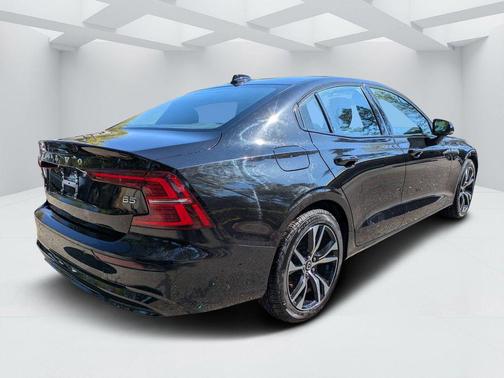 Onyx Black Metallic 2024 Volvo S60 B5 Core Dark Theme