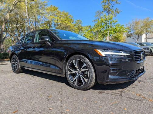 2024 Volvo S60 B5 Core Dark Theme