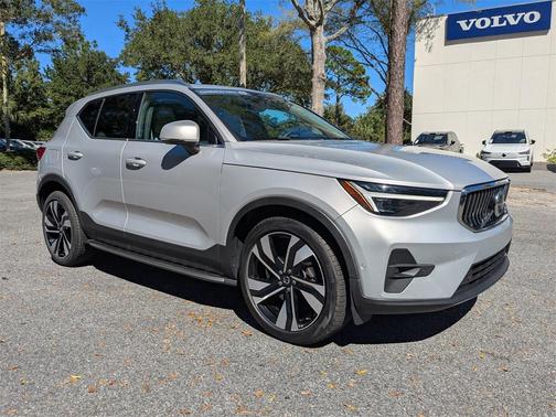 2023 Volvo XC40 B5 Ultimate Bright Theme