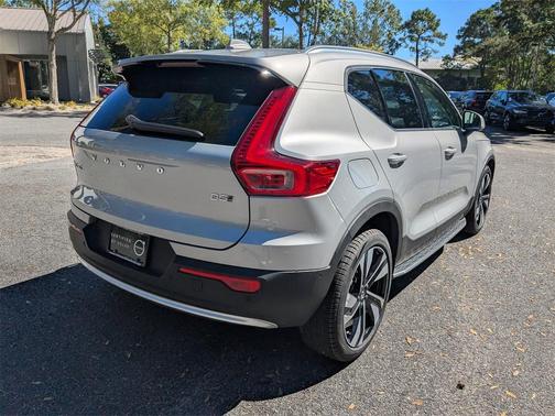 2023 Volvo XC40 B5 Ultimate Bright Theme