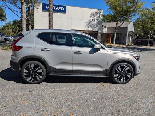 2023 Volvo XC40 B5 Ultimate Bright Theme