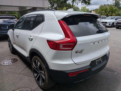 Crystal White Metallic 2023 Volvo XC40 B5 Ultimate Dark Theme