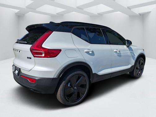Crystal White with Black Roof 2026 Volvo XC40 Black Edition Ultra, B5 AWD Gas (mild hybrid)