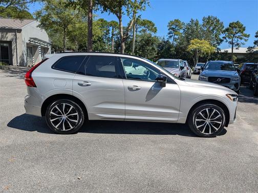 2024 Volvo XC60 B5 Ultimate Dark Theme