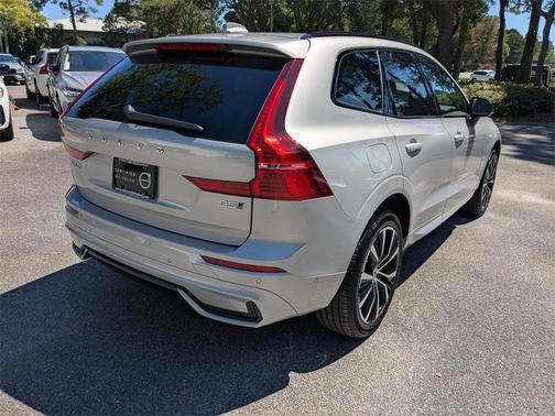 2024 Volvo XC60 B5 Ultimate Dark Theme