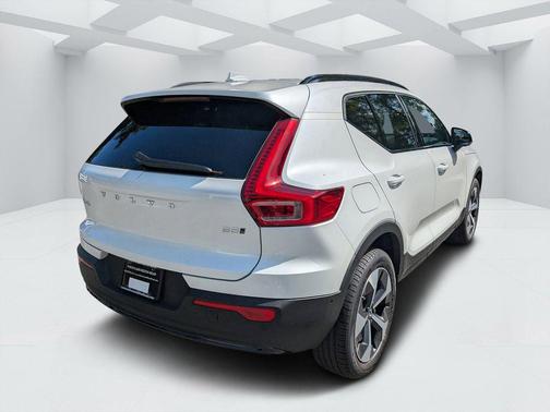 Crystal White 2026 Volvo XC40 Plus, B5 AWD Gas (mild hybrid), Dark