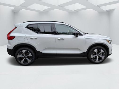 Crystal White 2026 Volvo XC40 Plus, B5 AWD Gas (mild hybrid), Dark