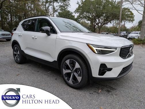 Crystal White 2026 Volvo XC40 Plus, B5 AWD Gas (mild hybrid), Dark