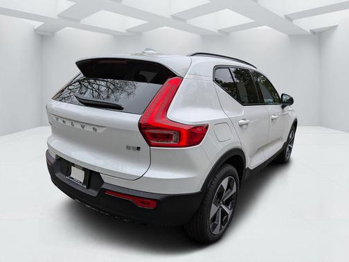 Crystal White 2026 Volvo XC40 Plus, B5 AWD Gas (mild hybrid), Dark
