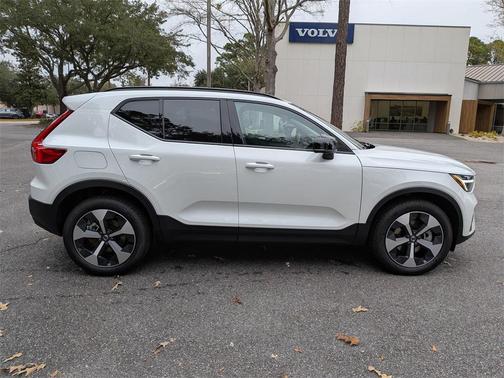 2026 Volvo XC40 B5 Plus