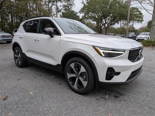 2026 Volvo XC40 B5 Plus
