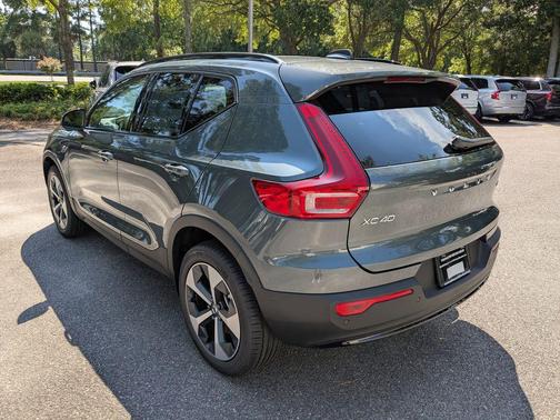 2026 Volvo XC40 Plus, B4 FWD Gas (mild hybrid), Dark