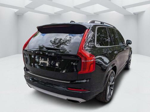 Onyx Black Metallic 2017 Volvo XC90 T6 Momentum