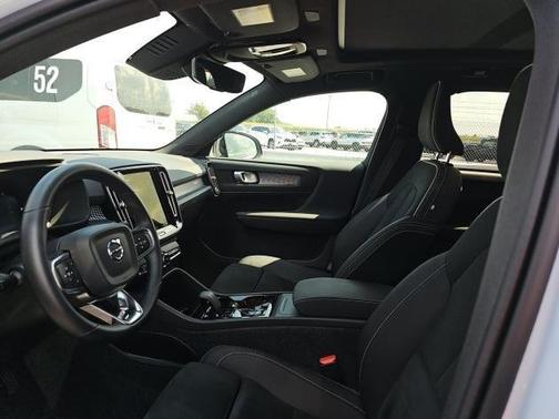 2025 Volvo XC40 B5 Plus Dark Theme