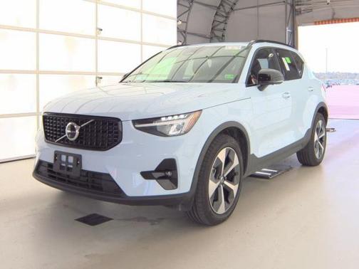 2025 Volvo XC40 B5 Plus Dark Theme