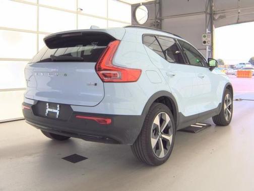 2025 Volvo XC40 B5 Plus Dark Theme