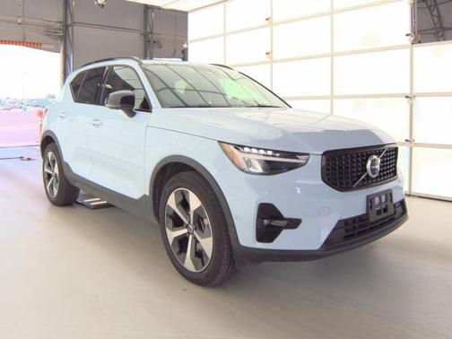 2025 Volvo XC40 B5 Plus Dark Theme