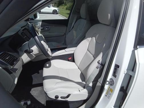 2023 Volvo XC90 B5 Plus