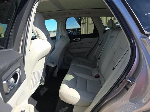 2024 Volvo XC60 B5 Plus Dark Theme