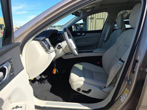 2024 Volvo XC60 B5 Plus Dark Theme