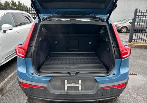 2023 Volvo XC40 B5 Plus Dark Theme