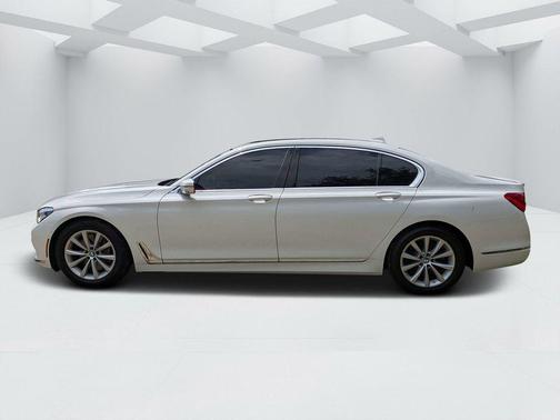 Alpine White 2018 BMW 750 i xDrive