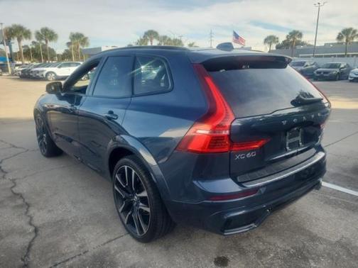 2023 Volvo XC60 B5 Ultimate Dark Theme