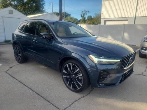 2023 Volvo XC60 B5 Ultimate Dark Theme