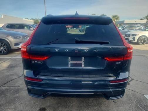 2023 Volvo XC60 B5 Ultimate Dark Theme
