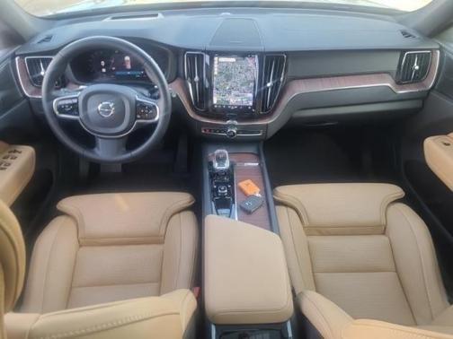 2023 Volvo XC60 B5 Ultimate Dark Theme