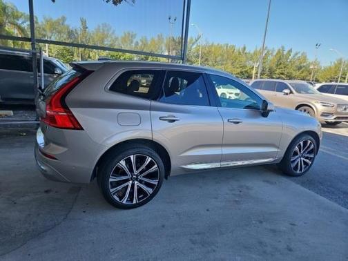 2023 Volvo XC60 B5 Ultimate Bright Theme