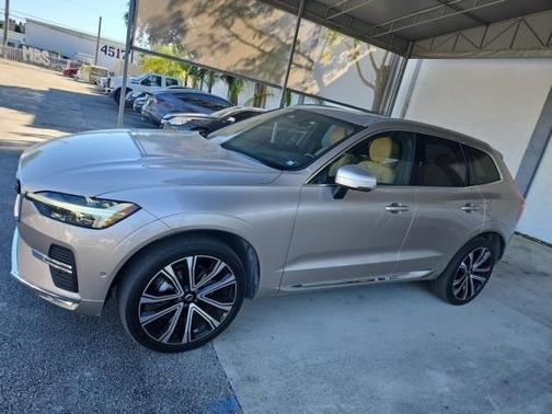 2023 Volvo XC60 B5 Ultimate Bright Theme