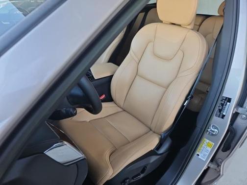 2023 Volvo XC60 B5 Ultimate Bright Theme