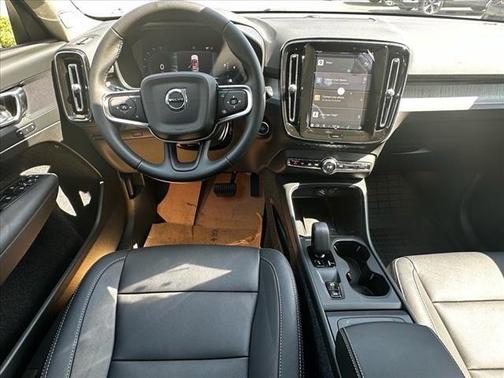 2025 Volvo XC40 B5 Core Bright Theme