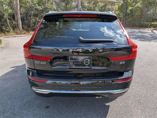 2023 Volvo XC60 B5 Ultimate Bright Theme