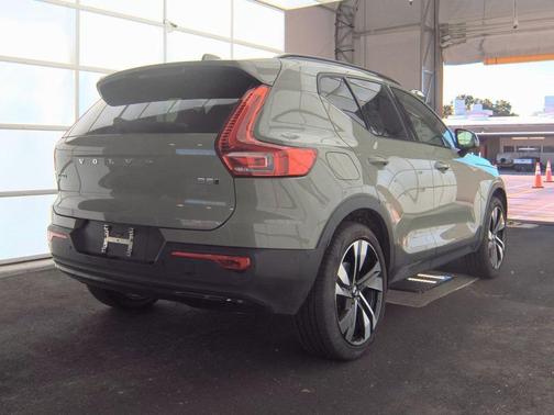 2024 Volvo XC40 B5 Plus Dark Theme