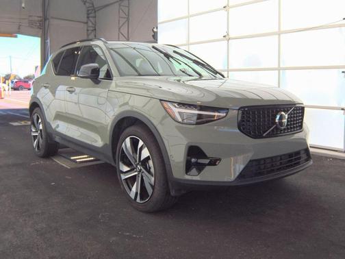 2024 Volvo XC40 B5 Plus Dark Theme