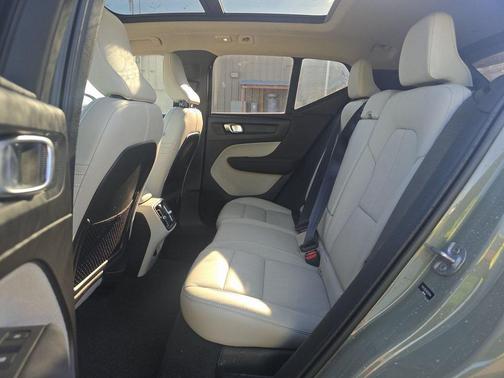 2024 Volvo XC40 B5 Plus Dark Theme