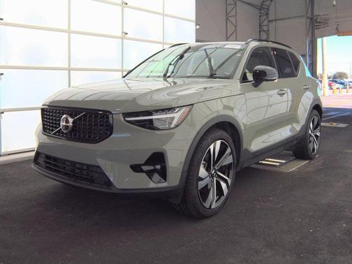 2024 Volvo XC40 B5 Plus Dark Theme
