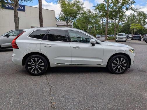 Crystal White Metallic 2023 Volvo XC60 B5 Plus Bright Theme