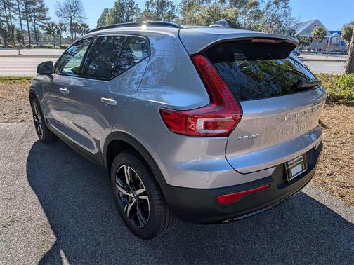 2026 Volvo XC40 Core, B4 FWD Gas (mild hybrid), Dark