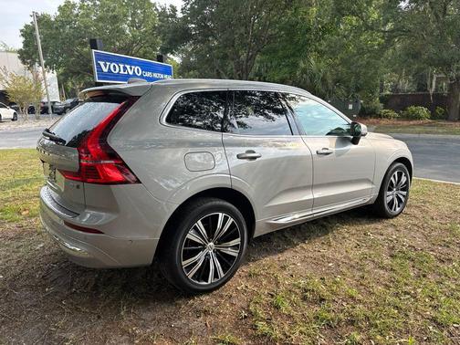 Silver Dawn Metallic 2023 Volvo XC60 B5 Ultimate Bright Theme