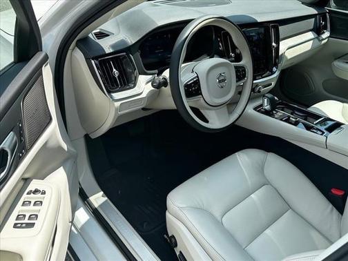 2024 Volvo S60 Recharge Plug-In Hybrid T8 Plus Dark Theme