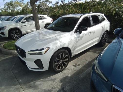 2023 Volvo XC60 B5 Plus Dark Theme