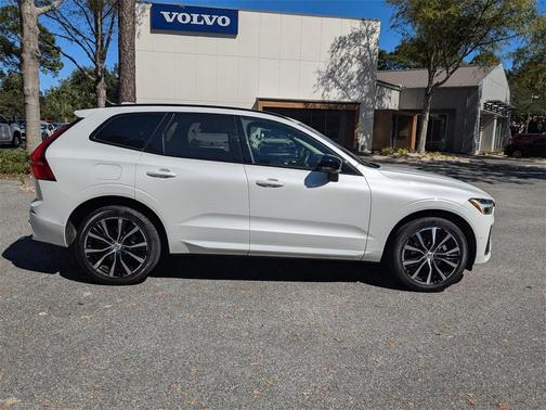 2023 Volvo XC60 B5 Plus Dark Theme