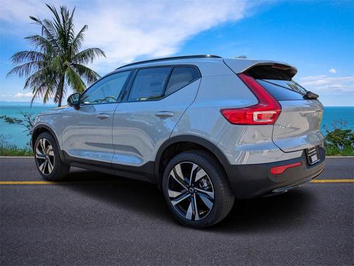 2025 Volvo XC40 B5 Plus Dark Theme