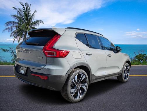2025 Volvo XC40 B5 Plus Dark Theme