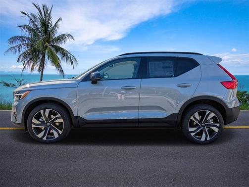 2025 Volvo XC40 B5 Plus Dark Theme