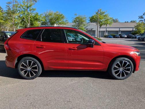 2023 Volvo XC60 B5 Plus Dark Theme